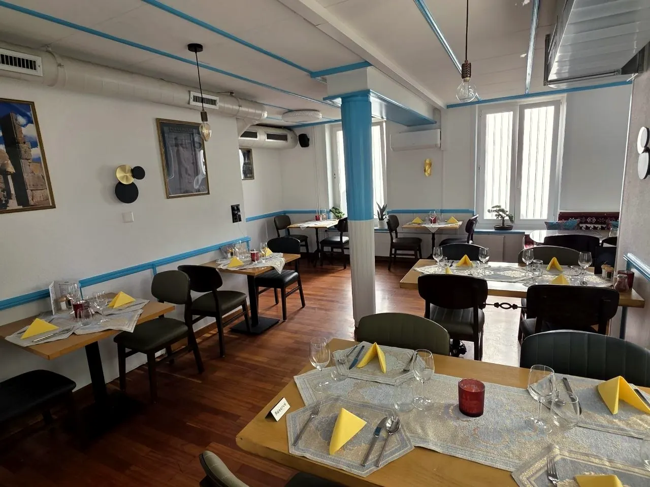 Gastraum des Restaurants Karun mit gedeckten Tischen