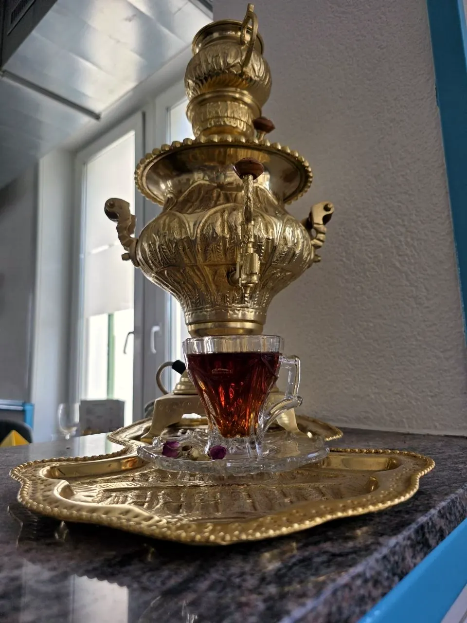 Messing-Samowar mit persischem Tee